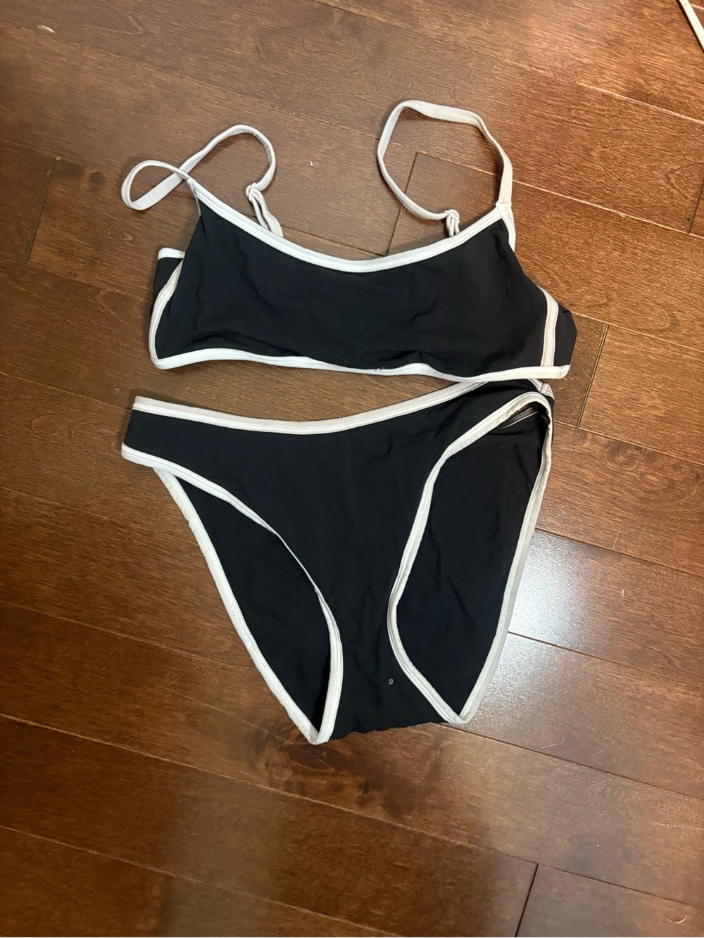 SKIMS Black with White Trim - Womes set bra